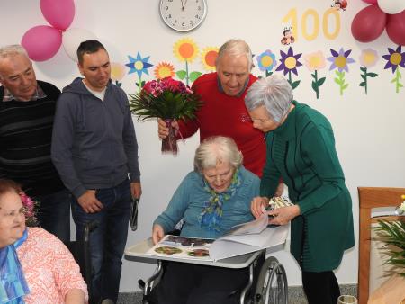 Darilo za Dušico je bil album fotografij  njenega življenja